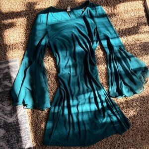 VNTG Dress w Flared Sleeves